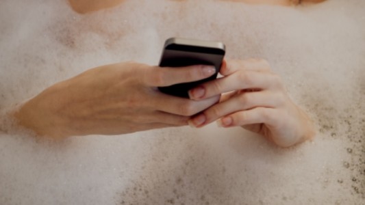 Adolescente murió electrocutada al intentar cargar el celular mientras se bañaba