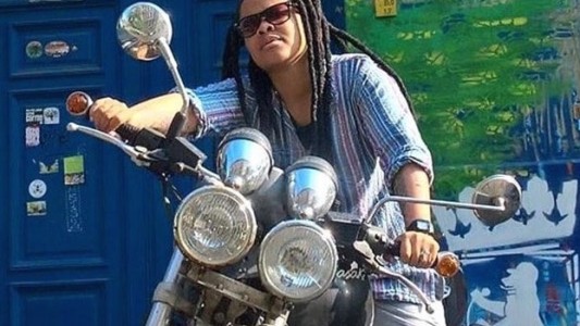 Video: Anfitrión holandés de Airbnb tira por las escaleras a una inquilina sudafricana