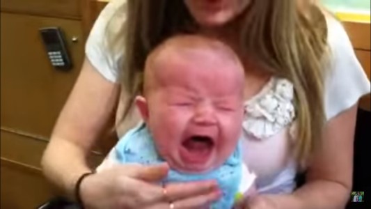 Polémica viral: una madre publicó un video poniéndole un arito a su beba de 4 meses y recibió MUCHAS críticas