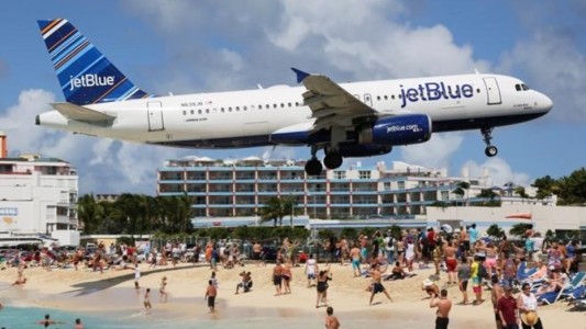 Murió una turista en Maho Beach, la playa más peligrosa del mundo