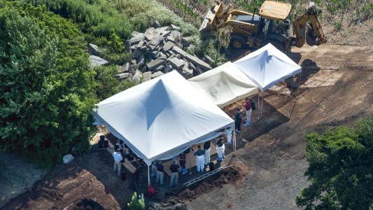 Hallazgo macabro en EE.UU.: la policía encontró restos humanos en una fosa y buscan a tres desaparecidos