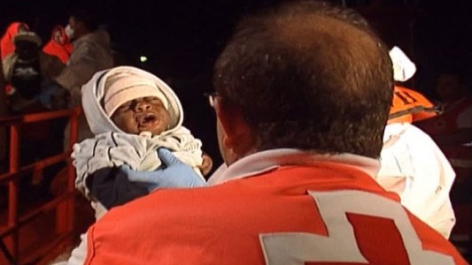 Rescatan en el Mediterráneo a una inmigrante y su bebé aún unidos por cordón umbilical