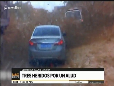 Sorpresivo alud deja varios vehículos sepultados en lodo en China