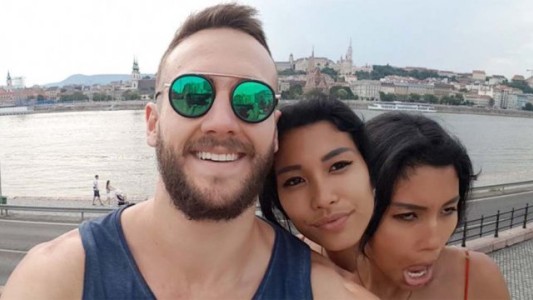 FOto viral: el joven que tiene una novia de "dos cabezas"