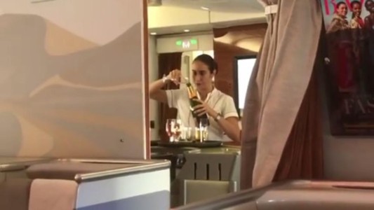 Un pasajero grabó a una azafata in fraganti reciclando copas de champagne