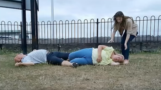 Una pareja queda inconsciente tras intentar hacer el salto de la película Dirty Dancing