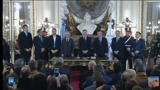 Macri tomó juramento a los nuevos ministros de Educación y Defensa