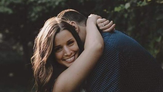 Canceló su casamiento y decidió invitar a 170 indigentes a la fiesta