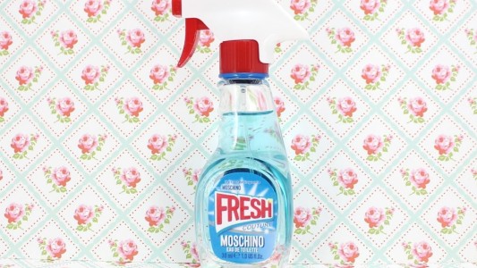 Lluvia de críticas por un perfume con envase que parece un producto de limpieza