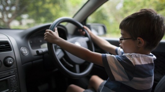 Dos hermanitos se robaron el auto de su mamá para ir a visitar a su abuelo y chocaron en el camino