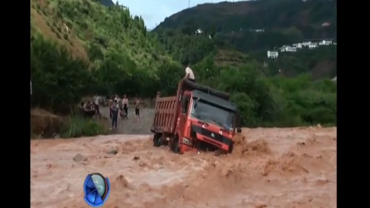 Dramático rescate en medio de un temporal de lluvia y viento en China