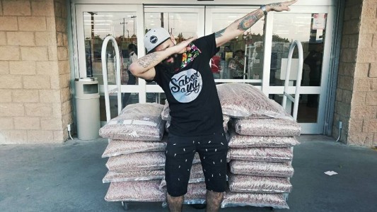 Aprovechó un error en el precio de la comida para mascotas, compró 18 bolsas y se las va a dar a perros de la calle