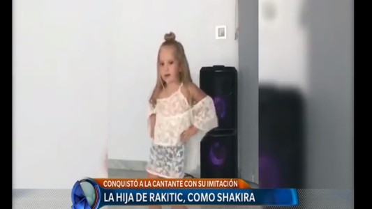 La hija de un jugador del Barcelona imita a Shakira y la cantante cae rendida a sus pies