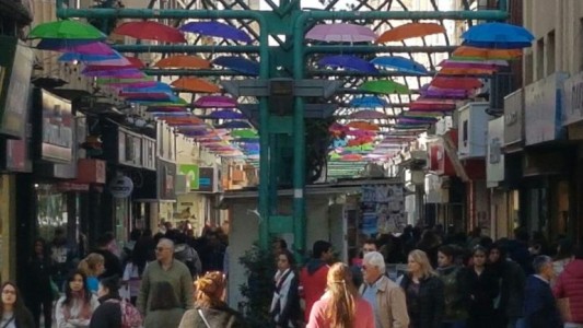 Sorpresa en Córdoba: una peatonal se llenó de paraguas y nadie sabe de donde salieron