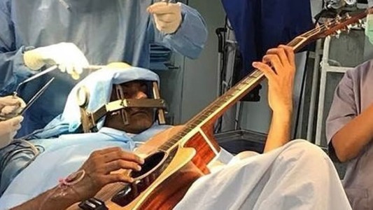 Video: músico tocó la guitarra mientras le realizaban una cirugía cerebral
