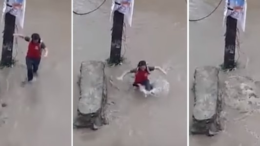 Video: adolescente cayó en una alcantarilla y salió flotando a 20 metros