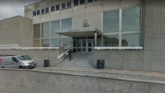 Horror en Inglaterra: un chico de 13 años violó a su hermanastra de 4 y la sobornó con caramelos para que no cuente nada