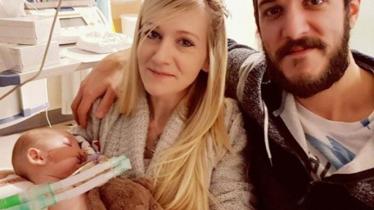 Los padres de Charlie Gard quieren que el bebé pase "sus últimos momentos" fuera del hospital