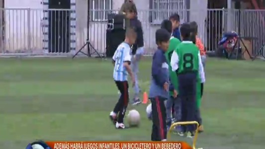 Una cancha de césped sintético en la Villa 31