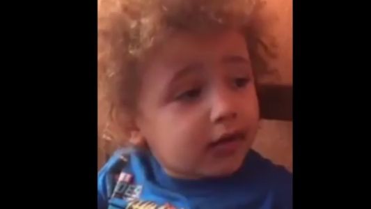 Un nene pide que le corten el pelo por que le dicen "Valderrama"