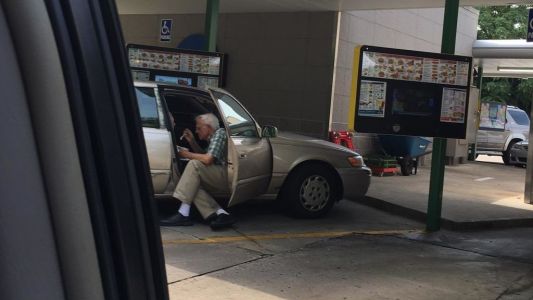 La demostración de amor de este anciano con su esposa