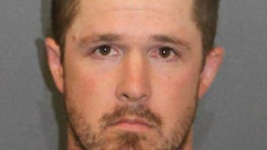 Un padre abandonó a su hija de 10 años en el desierto descalza y sin agua