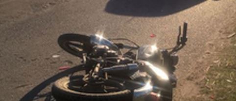 Un chico de 12 años, que volvía de trabajar, murió al chocar su moto contra un árbol