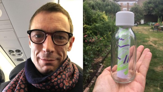 Buscaba un amor, lanzò 2.000 botellas con mensajes al mar y lo denunciaron por contaminación