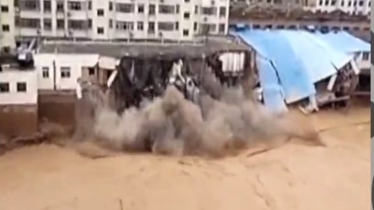 Inundación y derrumbe en China