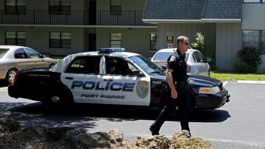 Video insólito: robó un banco "a punta de dedo", se escapó desnudo y desparramó toda la plata