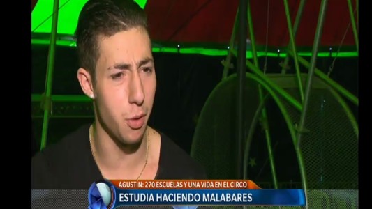 Agustín estudia haciendo malabares