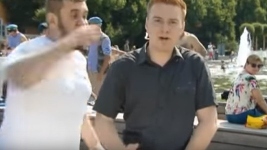 Video: brutal agresión de un borracho a un periodista que transmitía en vivo