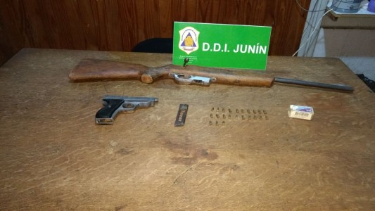 Detuvieron a un joven que vendía armas a través de Facebook
