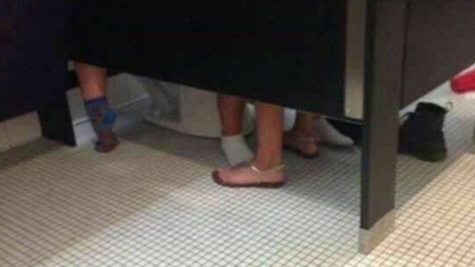 Misterio viral: ¿qué está pasando en este baño público de Brasil?