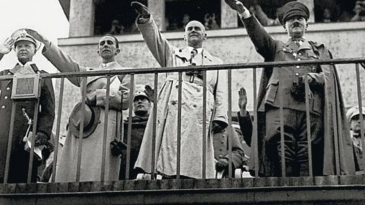 Detuvieron a dos turistas chinos por hacer el saludo nazi en Berlín