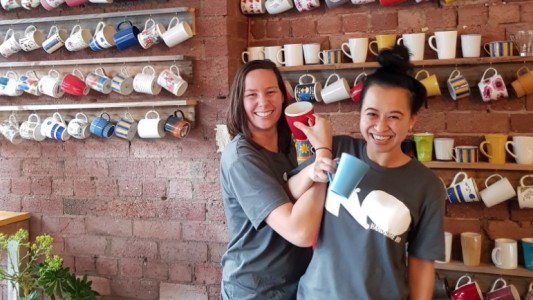 Bar cobra 18% más caro a los hombres para denunciar la brecha salarial