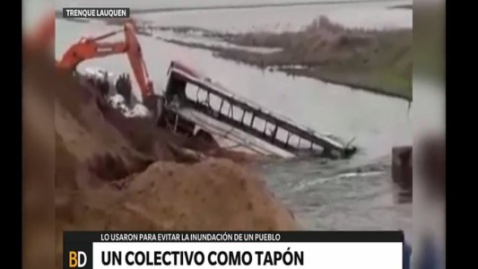 Usaron un colectivo para tapar una compuerta y evitar que se inunde el pueblo