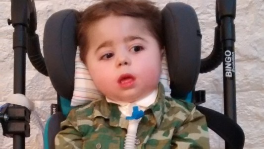 Un pequeño de 2 años necesita un costoso medicamento para detener su atrofia muscular espinal
