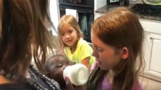 Un canto contra el racismo: así reaccionan unas nenas ante una beba adoptiva que llega a la familia