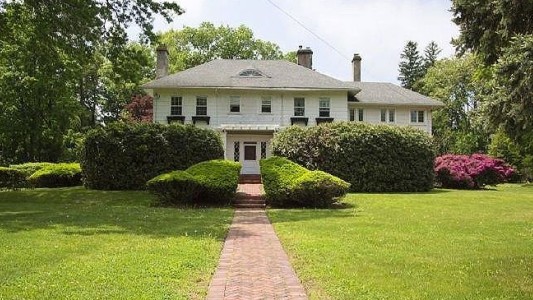 La lujosa mansión que venden por 10 dólares: sólo hay que cumplir una condición increíble