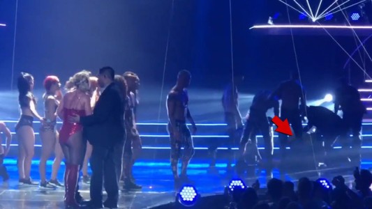 Fanático se sube a escenario y Britney Spears casi se infarta del susto