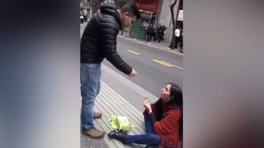 Video viral: ella le pide matrimonio y él la rechaza