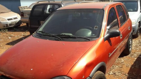 Intentaba sacarse una "selfie" colgado de la ventanilla, chocó el auto y murió