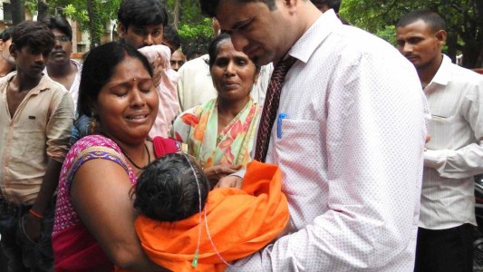 Dolor en India: murieron 63 bebés recién nacidos en un hospital