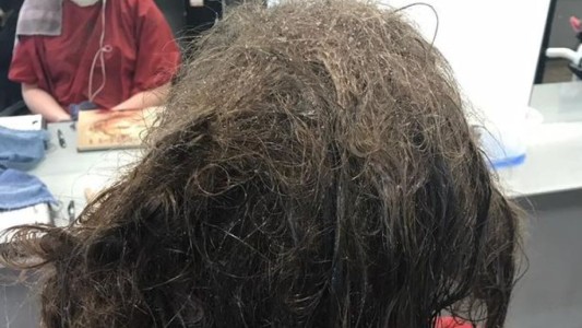 La peluquera se negó a rapar a una joven deprimida por su pelo y le devolvió la sonrisa
