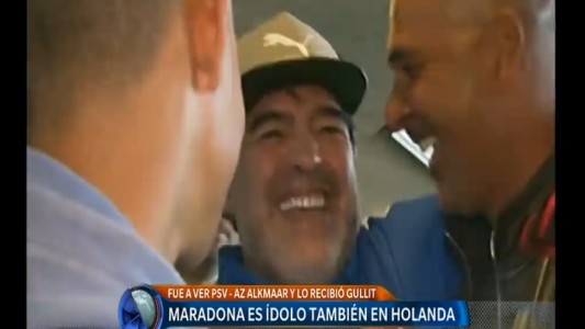 Maradona fue a ver al PSV holandés y fue la gran atracción