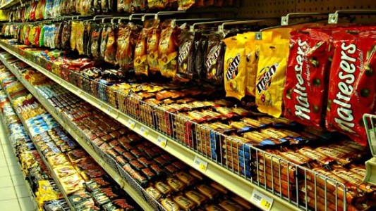 Dos niños se encerraron en un supermercado y consumieron miles de pesos en golosinas