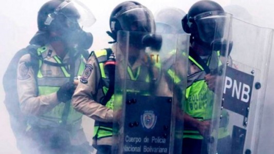 Al menos 37 muertos por enfrentamientos entre presos y funcionarios en una cárcel venezolana