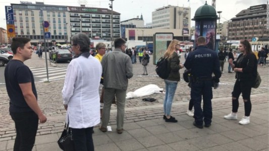 Alerta en Finlandia: un hombre acuchilló a varias personas en una plaza