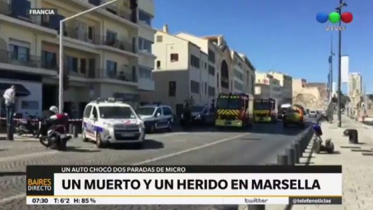 Un vehículo embistió dos paradas de colectivo en Marsella: murió una mujer